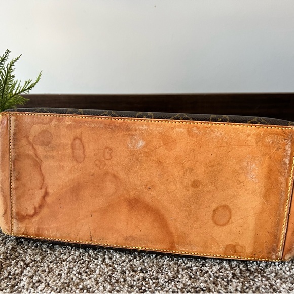 Authentic Louis Vuitton Monogram Cabas Mezzo - Picture 5 of 11